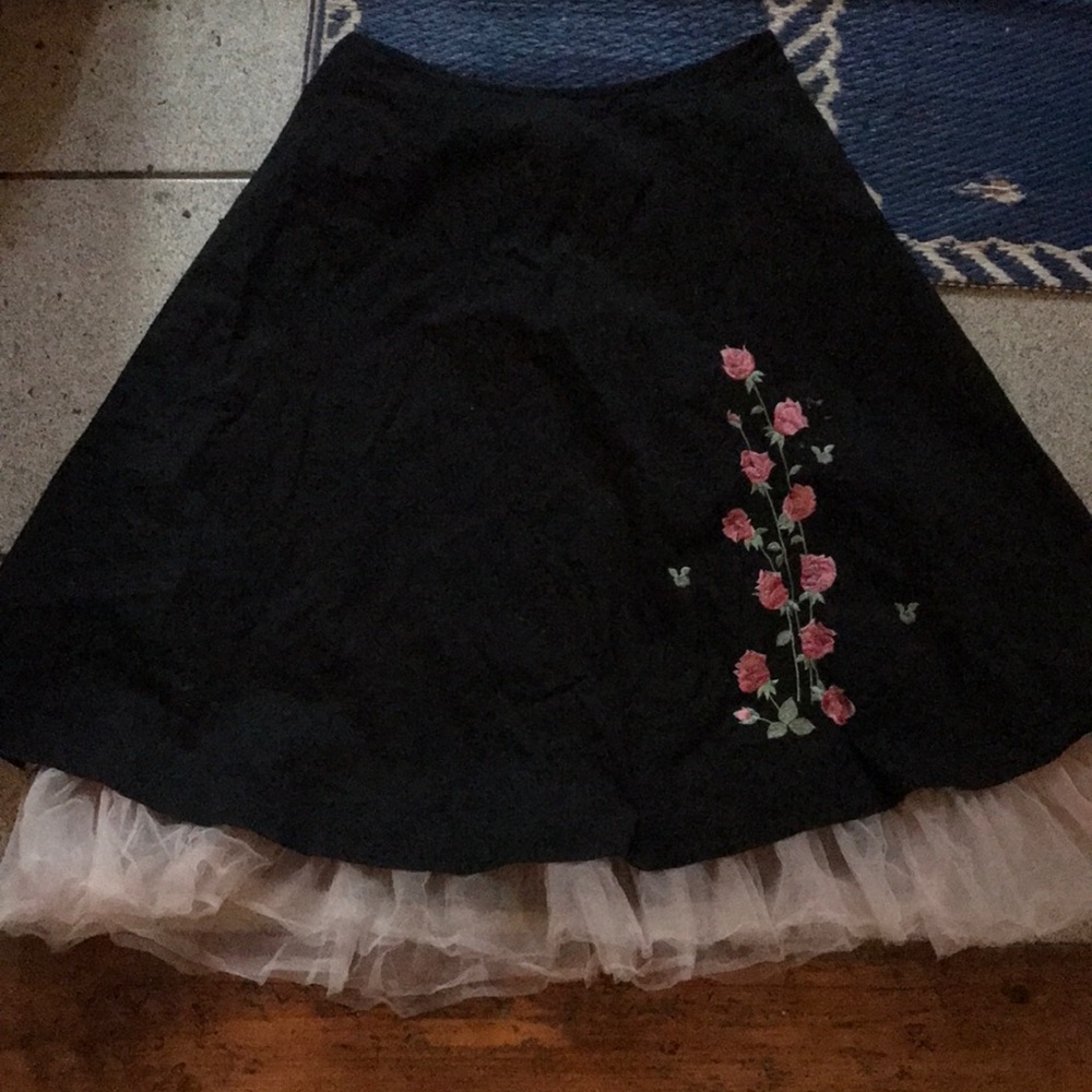 Sweet embroidered skirt with tulle hem, great condition